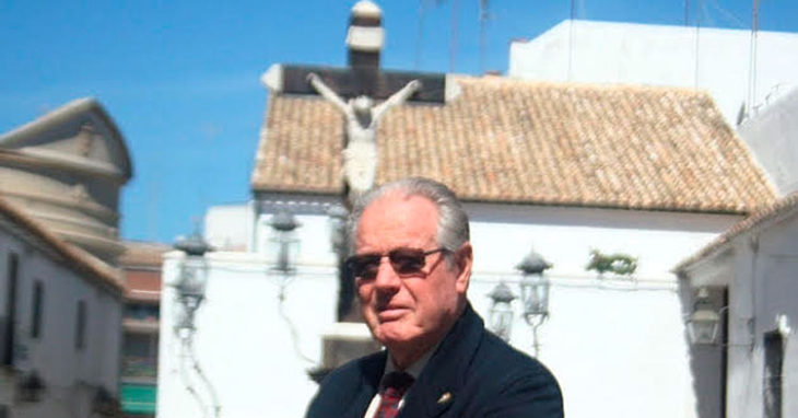 José Luis Navarro posando para la cámara de Cordobadeporte.com con el Cristo de los Faroles al fondo.