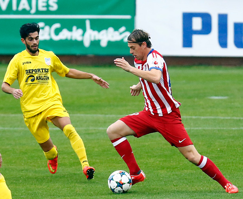 Javi Lara jugando con el Atlético Kolkata intentando dejar atrás a un rival.