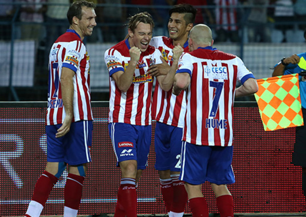 Javi Lara celebrando un gol con sus compañeros del Atlético Kolkata.