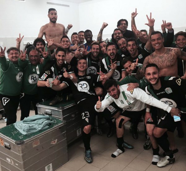 El vestuario cordobesista celebrando el importante triunfo en Almería.
