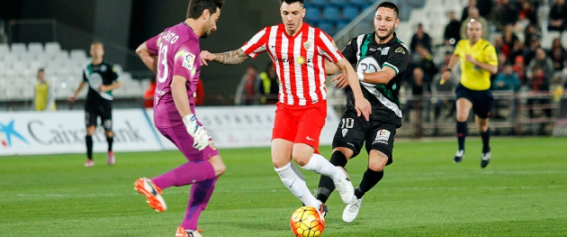 Florin presionado a un zaguero y el meta del Almería.