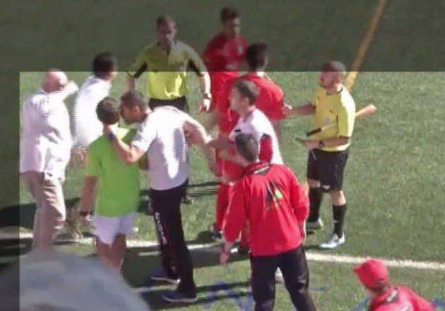 Rafa Navarro cogiendo por el cuello a un jugador del Antoniano en el partido de la primera vuelta.