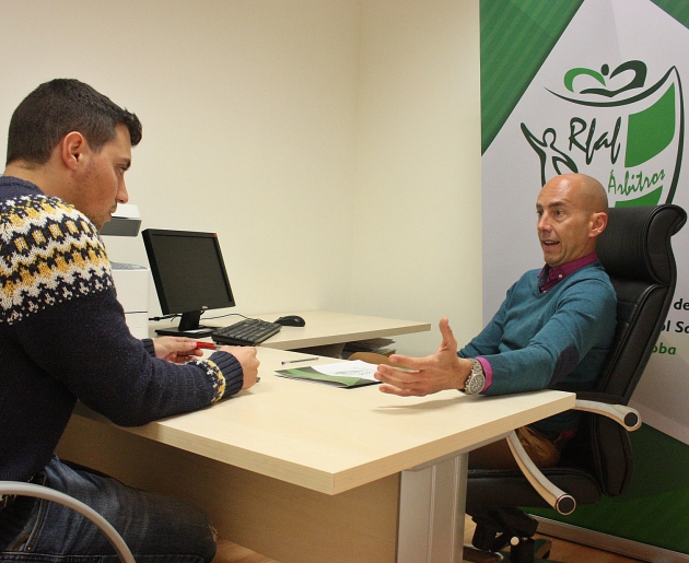 Pedro Benítez respondiendo a las preguntas de Fernando López durante la entrevista.