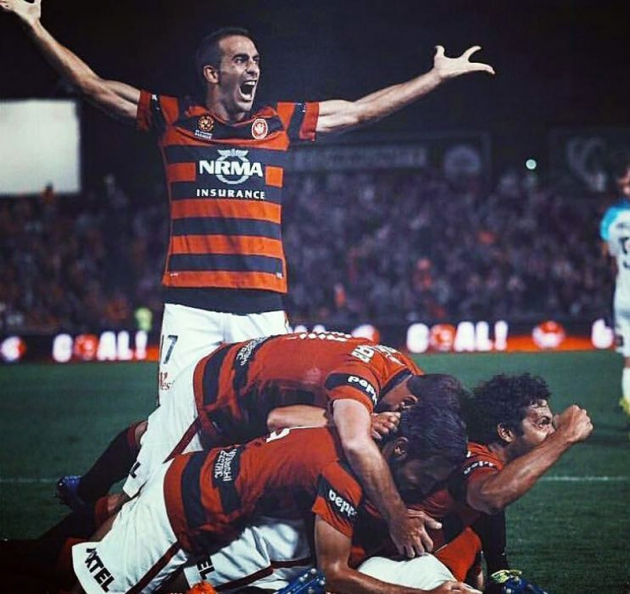 Alberto Aguilar celebrando un gol con sus compañeros del Sidney.
