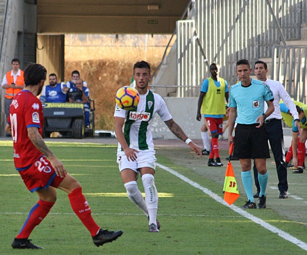 Pinillos pasa el balón ante la llegada de un rival.
