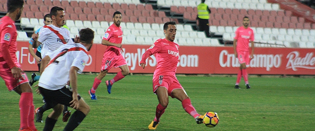 Sergio Aguza desplazando el balón.