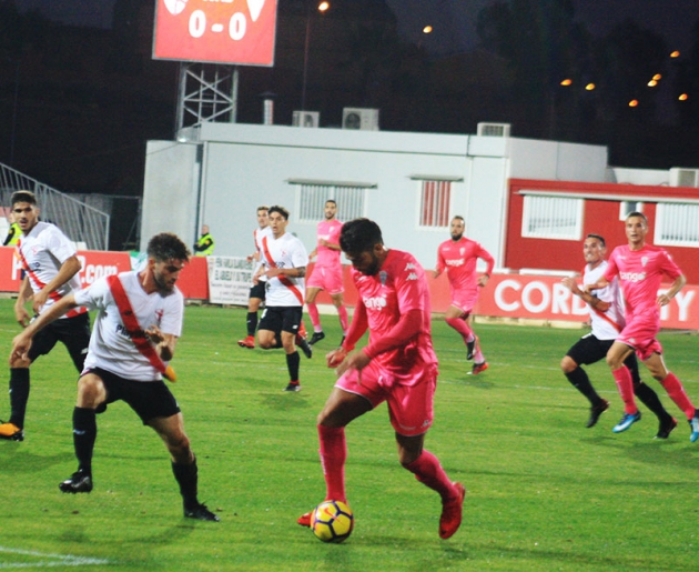 Jona intentando superara a la defensa del filial del Sevilla.