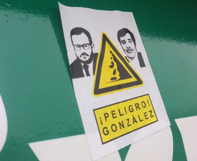 La pegatina que el cordobesismo distribuyó por El Arcángel de los González.