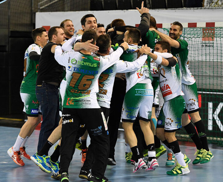La fiesta de los jugadores del Ángel Ximénez tras derrotar al Granollers en la prórroga.