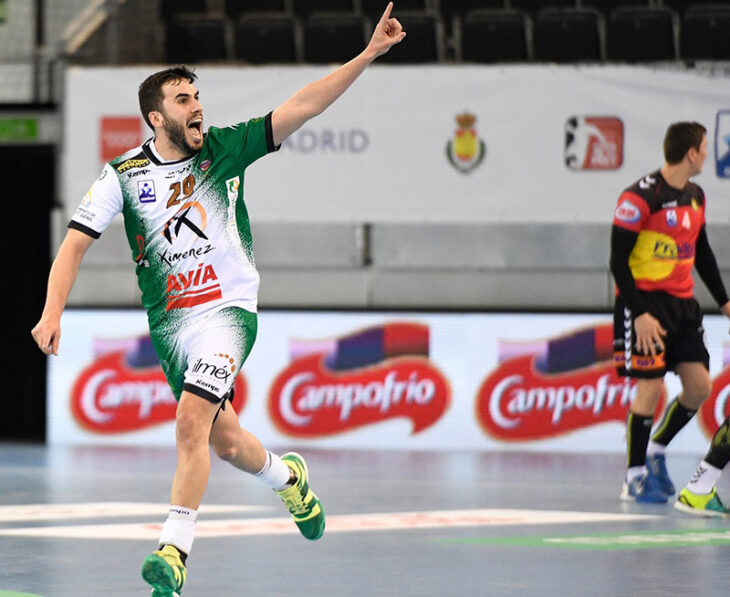 Mario Porras celebrando un gol que acercaba más a los pontanos a las semifinales de la Copa del Rey.