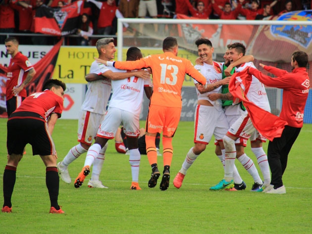 Raíllo celebrando en un corro con Salva Sevilla y varios compañeros el ascenso de Segunda B.