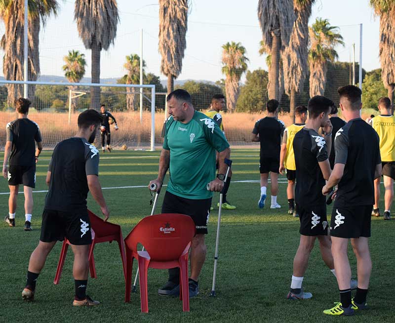 Javi Moreno con su muletas entre sus juveniles del Córdoba CF.