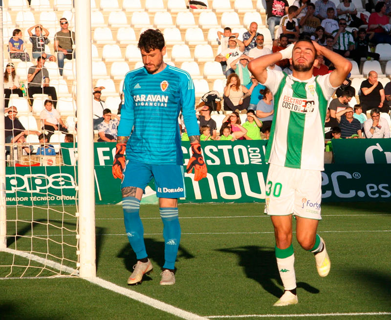 Andrés Martín lamentándose de una oportunidad perdida ante el meta del Real Zaragoza