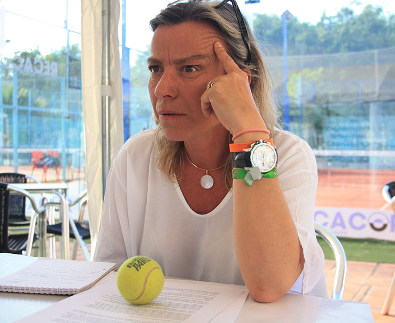 Isabel Albás pensando en una situación de nuestro deporte