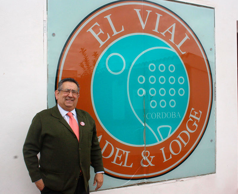 Ricardo Rojas posando junto al logo de la instalación deportiva