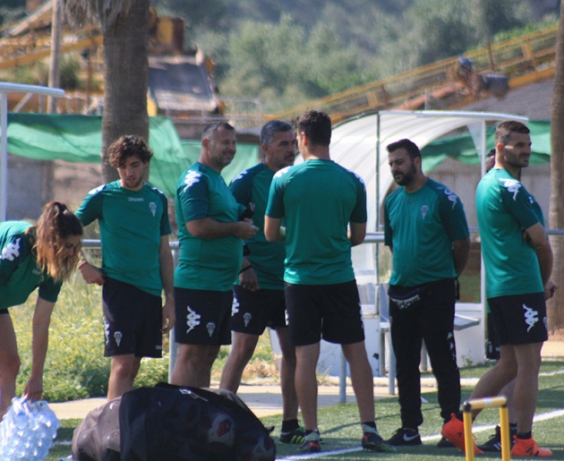 Juan Marrero con su cuerpo técnico del filial en el que se integró Javi Moreno en el último mes y medio de competición tras acabar la liga con los juveniles