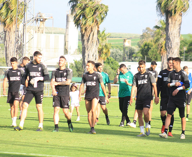 Los jugadores del Córdoba al terminar una sesión de entrenamientos