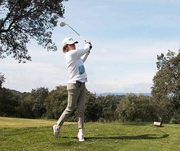 Blanca Fernández Ochoa saliendo en el hoyo 16 del Real Club de Campo de Córdoba