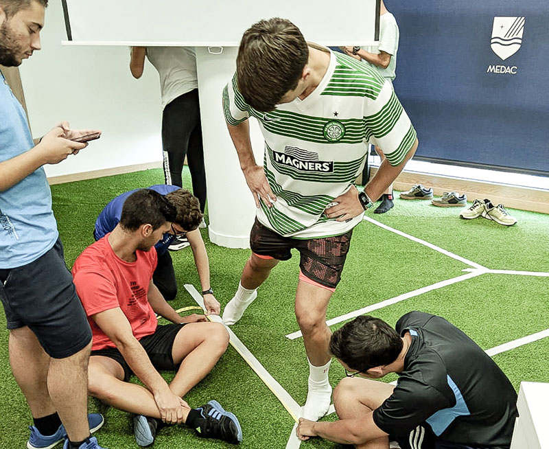 Una de las salidas de TSAF es como entrenador personal, y aprenden a realizar estudios de la pisada.