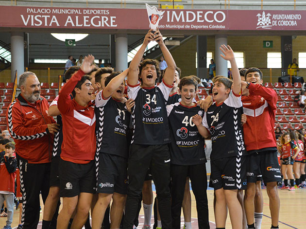 Los cadetes del Córdoba de Balonmano, uno de los equipo ganadores en la XI Handball Cup