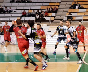Chispi cierra la defensa del Ángel Ximénez ante un ataque del Bada Huesca