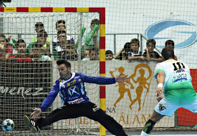 Álvaro de Hita se estira ante el lanzamiento de un jugador del Anaitasuna.