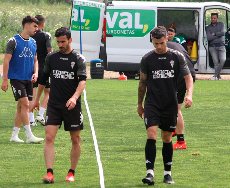 Alejandro Alfaro junto a Jaime Romero un lunes de dura vuelta a los entrenamientos tras la derrota ante el Lugo