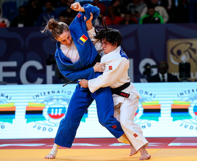 Julia Figueroa en acción ante la rumana Ungureanu en la final del Gran Prix de Marrakech en la que logró el oro