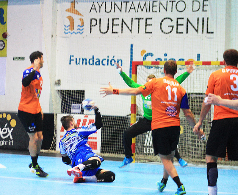 Un jugador del Ángel Ximénez-Avia superando a l defensa del BM Alicante.