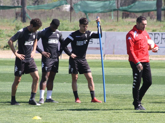 Rafa Navarro con varios jugadores a sus espaldas