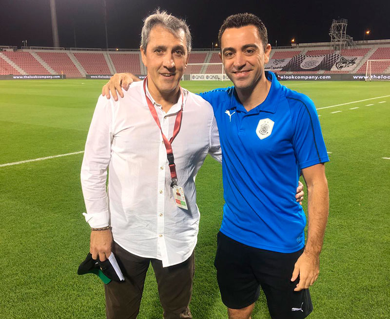 Pepe Murcia posando con Xavi tras el partido entre sus clubes en Qatar