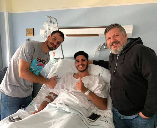Xavi Tuà mostrando su pulgar con la visita de Julián Ruiz y Javi Ollero