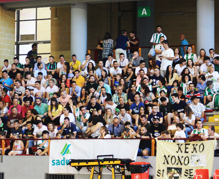 La afición del Córdoba CF Futsal esperando a su equipo