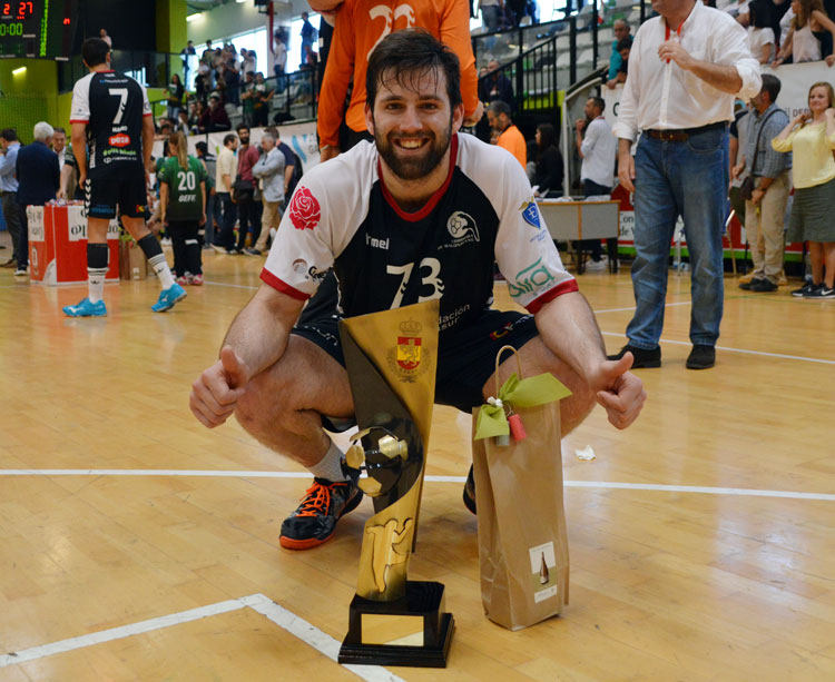 Aitor Gómez con el trofeo de campeón del Cajasur en Vigo