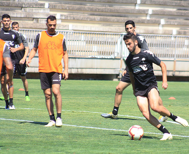 Andrés Martín avanza con el balón antes de encañonar