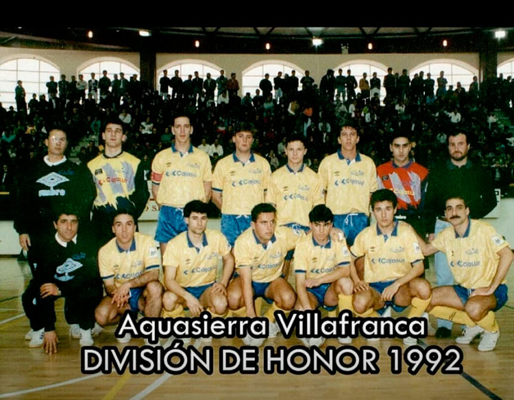 La plantilla de la temporada 1992-93 del Aquasierra Villafranca con Nando Ariza entre ellos