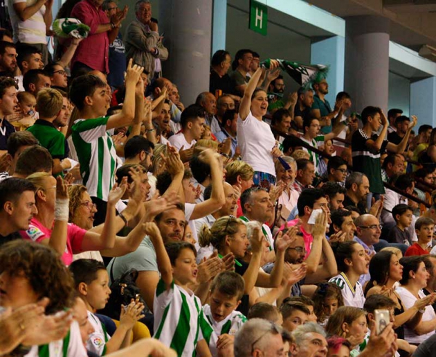 Los aficionados del Córdoba CF Futsal siguiendo el partido ante el Betis