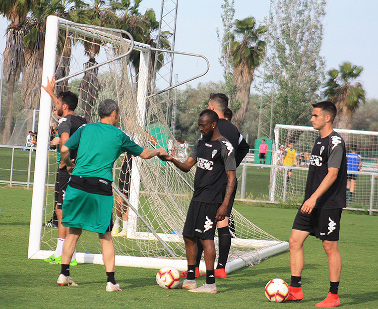 Blati Toure recibiendo una pastilla del doctor del club, con Carbonell a la derecha