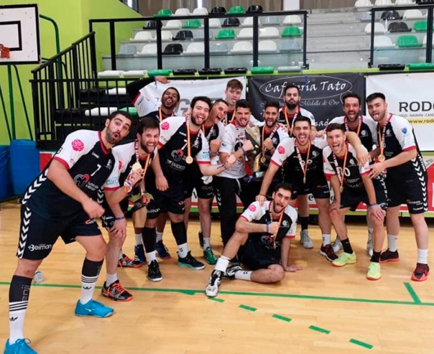 Los chicos del Cajasur Córdoba Balonmano celebrando por todo lo alto su ascenso en Vigo