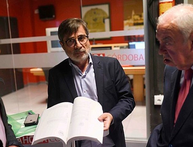Carlos González en su visita al plató de Onda Mezquita mostrando la escritura que de compra-venta que firmó con León tras su última modificación del verano pasado junto a Sedano. Autor: Rafa Alcaide