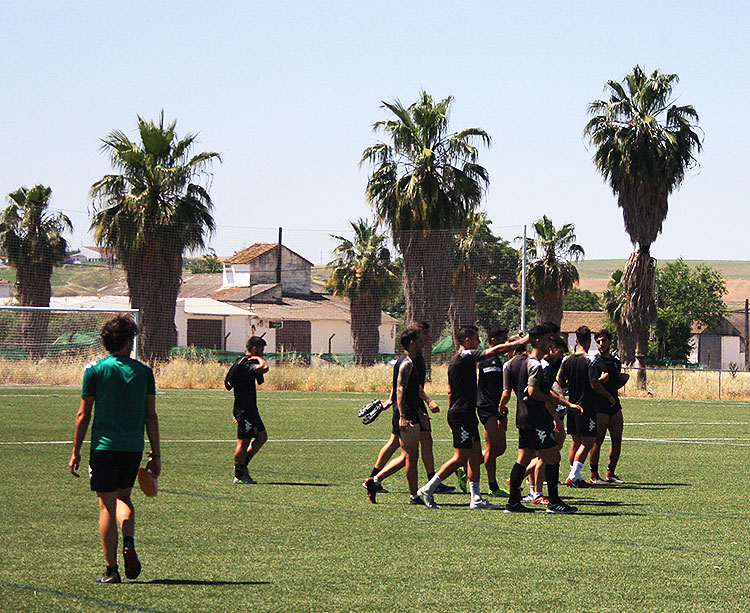 Varios canteranos a la conclusión de un entrenamiento en la Ciudad Deportiva