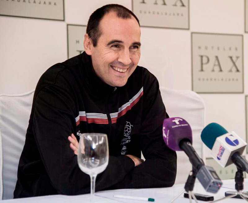 César Montes sonriendo en su adiós en Guadalajara