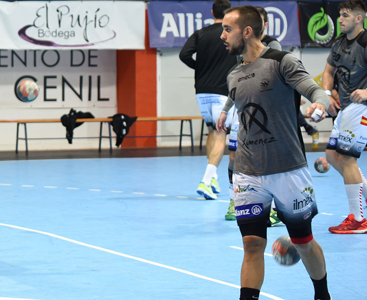 José Cuenca en un calentamiento previo de un partido.