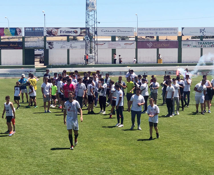 Celebración contenida. Los jugadores y aficionados al final del encuentro de hoy.