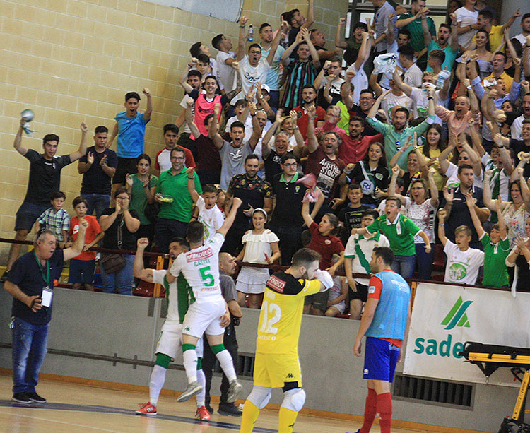 Jesús Rodríguez celebrando el gol de la remontada con Catiti encima y la afición entregada