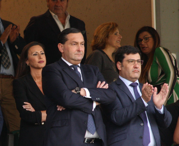 Jesús León aplaudiendo el pasado domingo en el partido ante el Nástic acompañado por Alfredo García Amado, con su esposa y presidenta de la Fundación al fondo