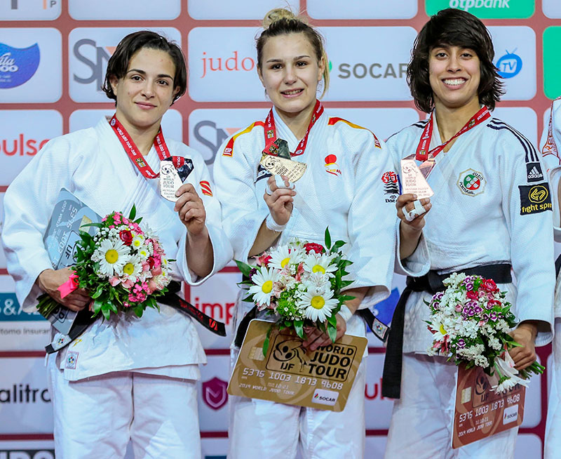 Julia Figueroa en el podio de Baku junto a Laura Martínez y la lusa Caterina Costa