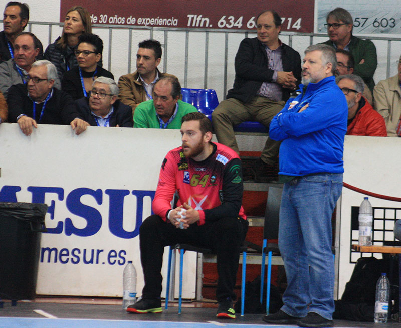 Julián Ruiz siguiendo el partido ante el presidente Mariano Jiménez