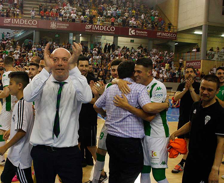 Macario aplaudiendo al público de Vista Alegre en la vuelta por toda la pista que dio junto junto a sus jugadores a la conclusión del partido