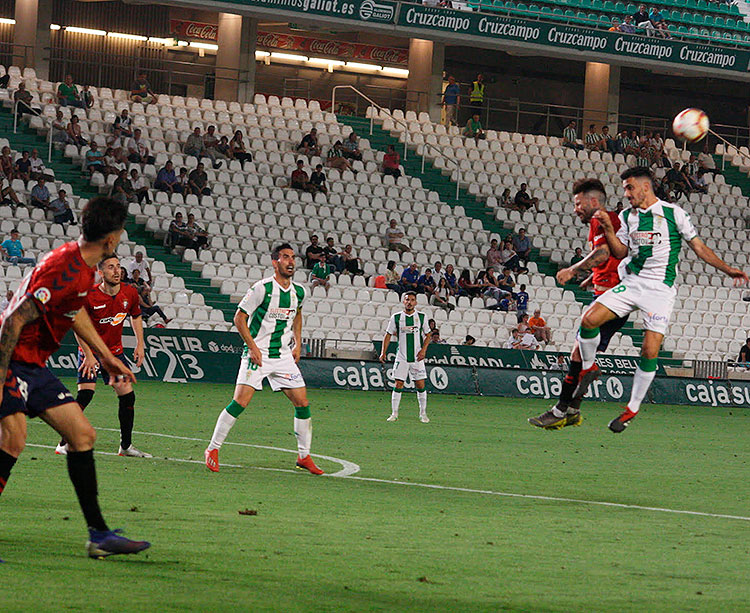 El juvenil Antonio Moyano disputando un balón aéreo con un jugador del Osasuna